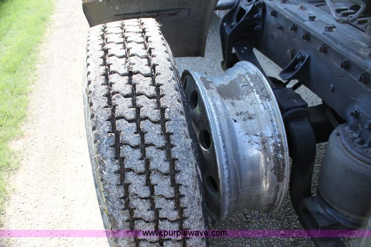 image for item G4041 1999 International 9800 Eagle semi truck