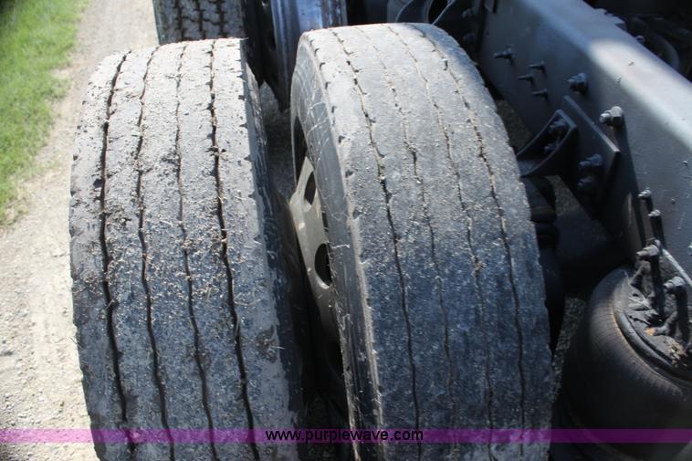 image for item G4041 1999 International 9800 Eagle semi truck