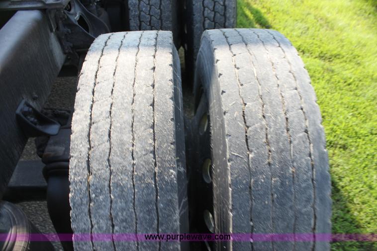 image for item G4041 1999 International 9800 Eagle semi truck