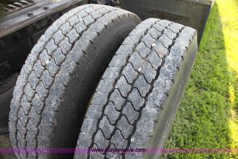 image for item G4041 1999 International 9800 Eagle semi truck