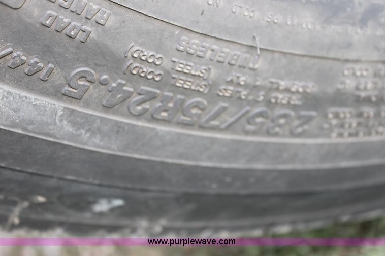 image for item G4041 1999 International 9800 Eagle semi truck