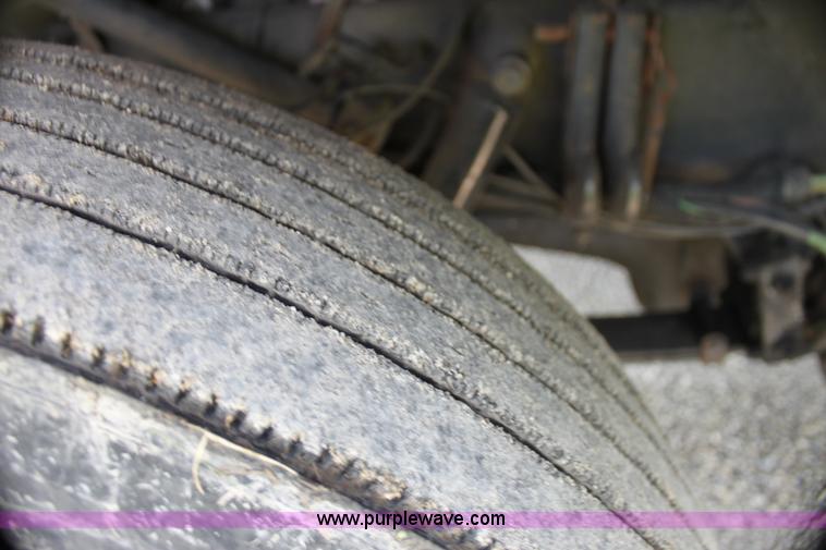 image for item G4041 1999 International 9800 Eagle semi truck