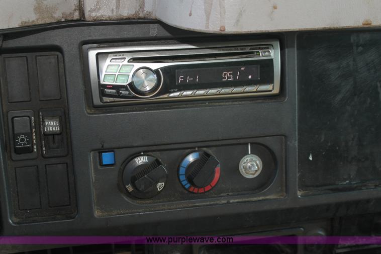 image for item G4042 1996 International 4700 box truck