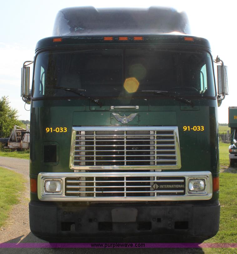 image for item G4043 1999 International 9800 Eagle semi truck