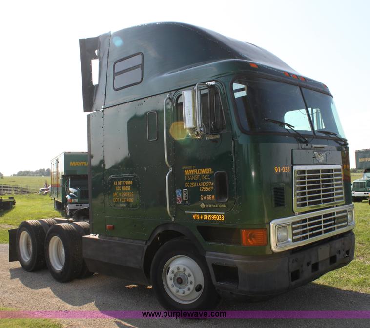 image for item G4043 1999 International 9800 Eagle semi truck