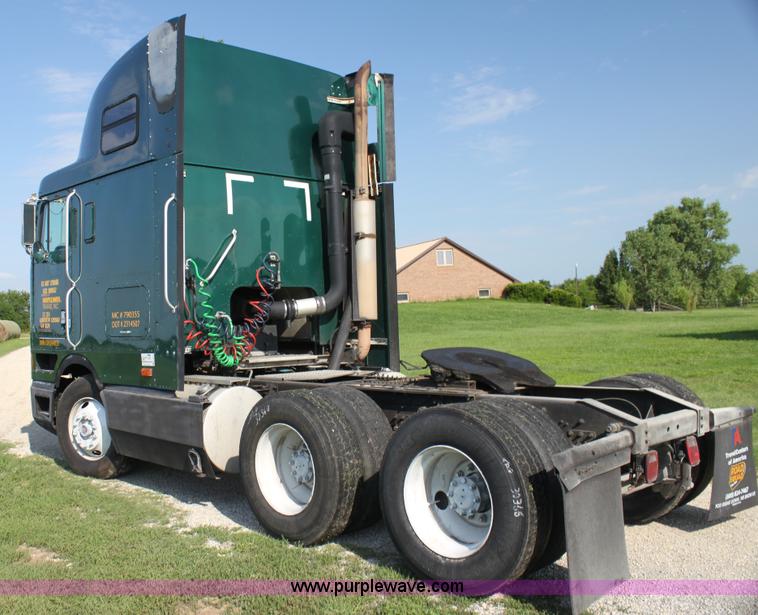 image for item G4043 1999 International 9800 Eagle semi truck