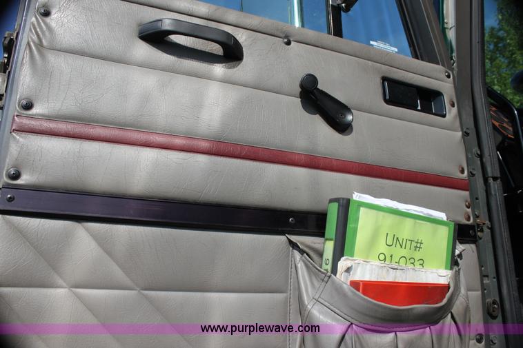 image for item G4043 1999 International 9800 Eagle semi truck