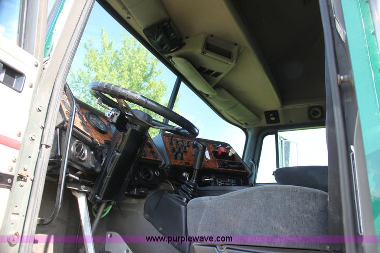 image for item G4043 1999 International 9800 Eagle semi truck