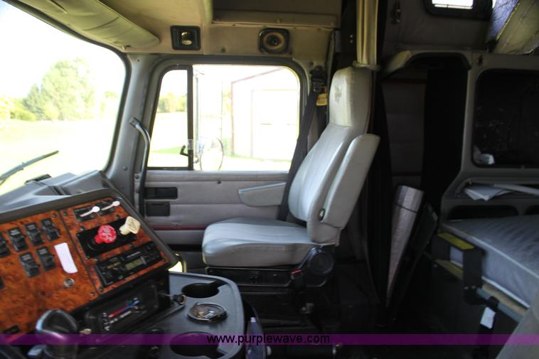 image for item G4043 1999 International 9800 Eagle semi truck