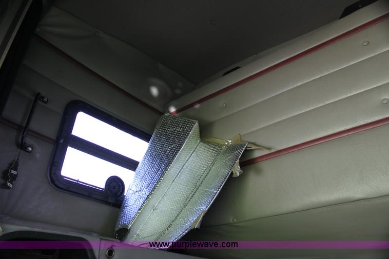 image for item G4043 1999 International 9800 Eagle semi truck