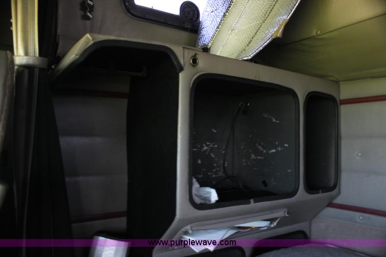 image for item G4043 1999 International 9800 Eagle semi truck