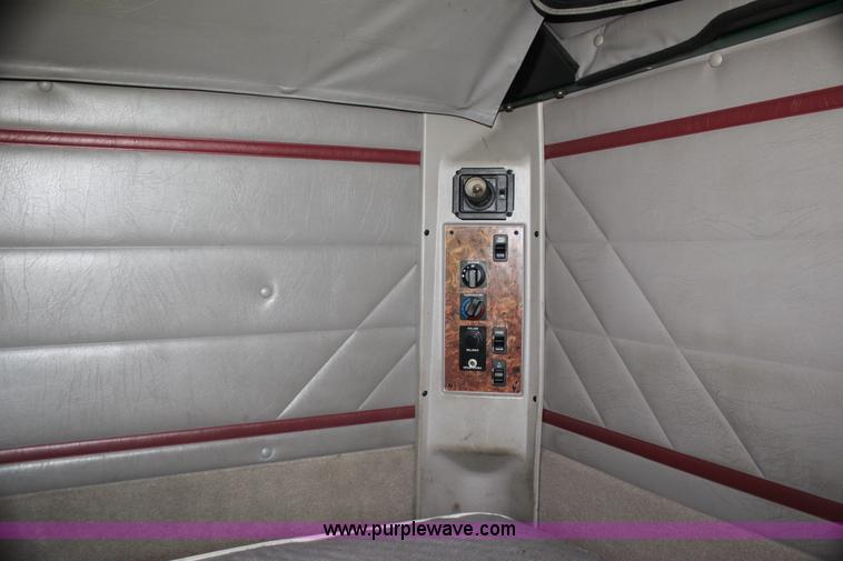 image for item G4043 1999 International 9800 Eagle semi truck