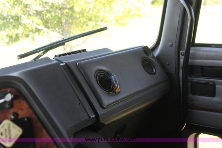 image for item G4043 1999 International 9800 Eagle semi truck