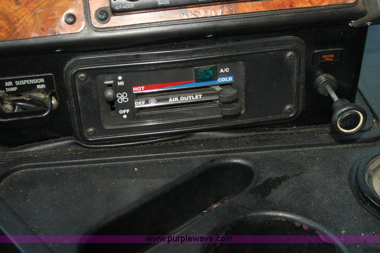 image for item G4043 1999 International 9800 Eagle semi truck