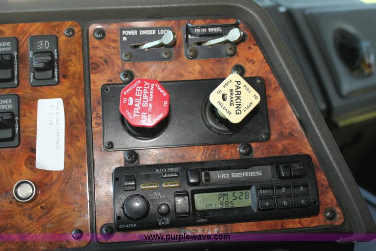 image for item G4043 1999 International 9800 Eagle semi truck