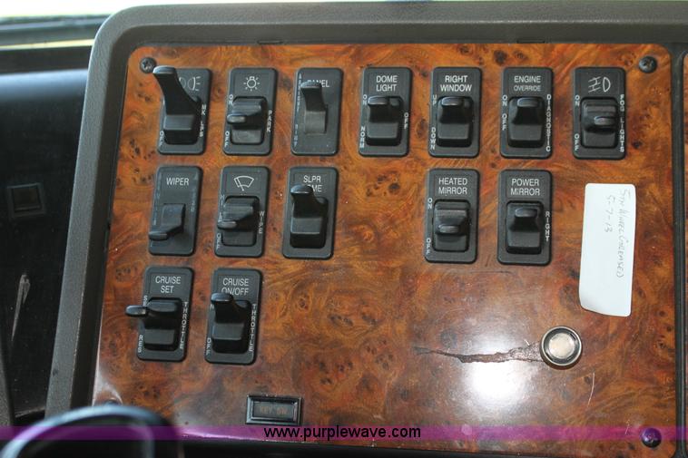 image for item G4043 1999 International 9800 Eagle semi truck