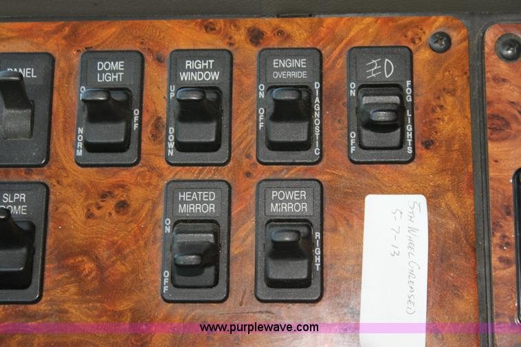 image for item G4043 1999 International 9800 Eagle semi truck