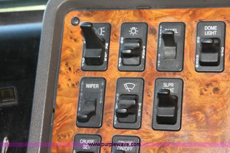 image for item G4043 1999 International 9800 Eagle semi truck