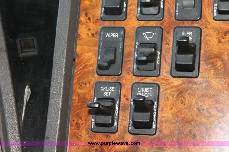 image for item G4043 1999 International 9800 Eagle semi truck