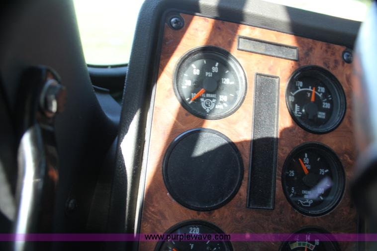 image for item G4043 1999 International 9800 Eagle semi truck