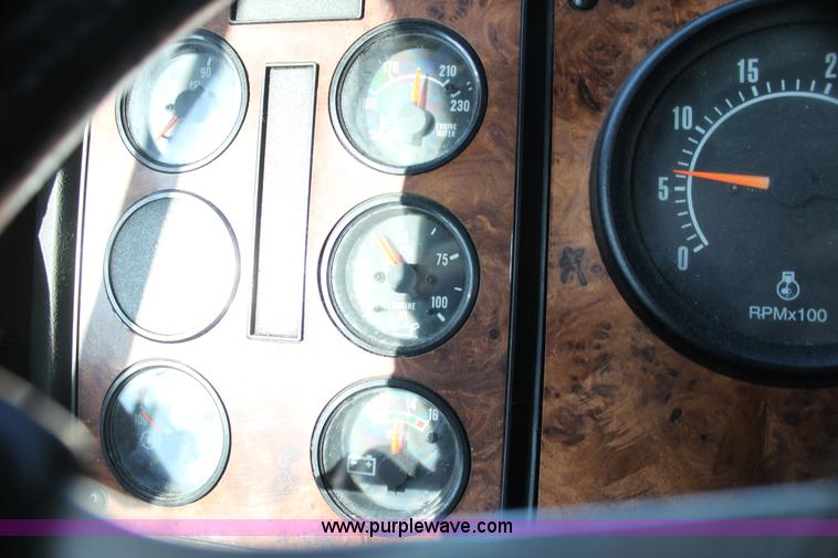 image for item G4043 1999 International 9800 Eagle semi truck