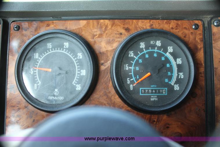 image for item G4043 1999 International 9800 Eagle semi truck