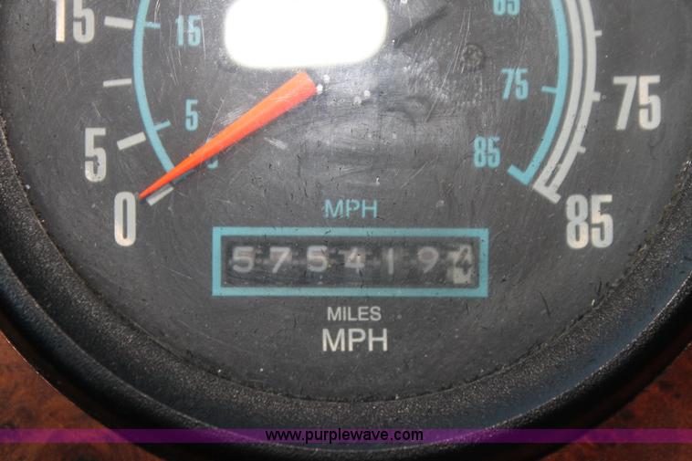 image for item G4043 1999 International 9800 Eagle semi truck