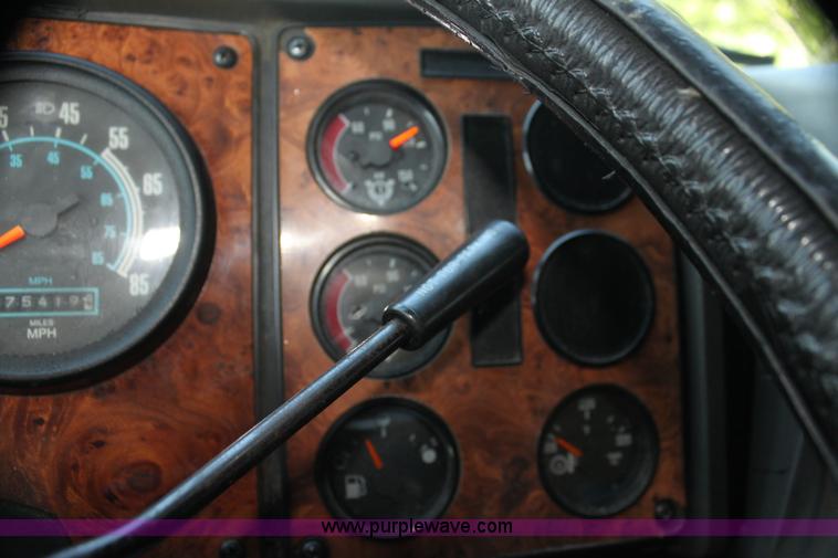 image for item G4043 1999 International 9800 Eagle semi truck