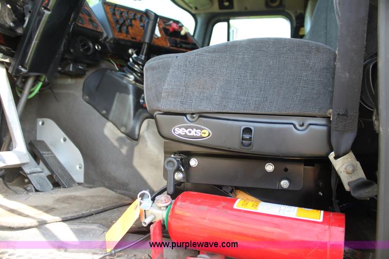 image for item G4043 1999 International 9800 Eagle semi truck