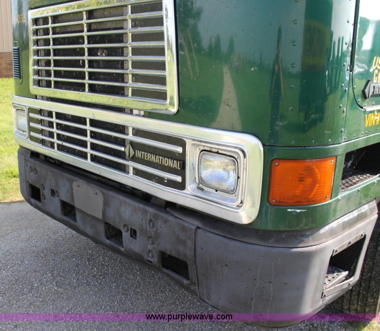 image for item G4043 1999 International 9800 Eagle semi truck