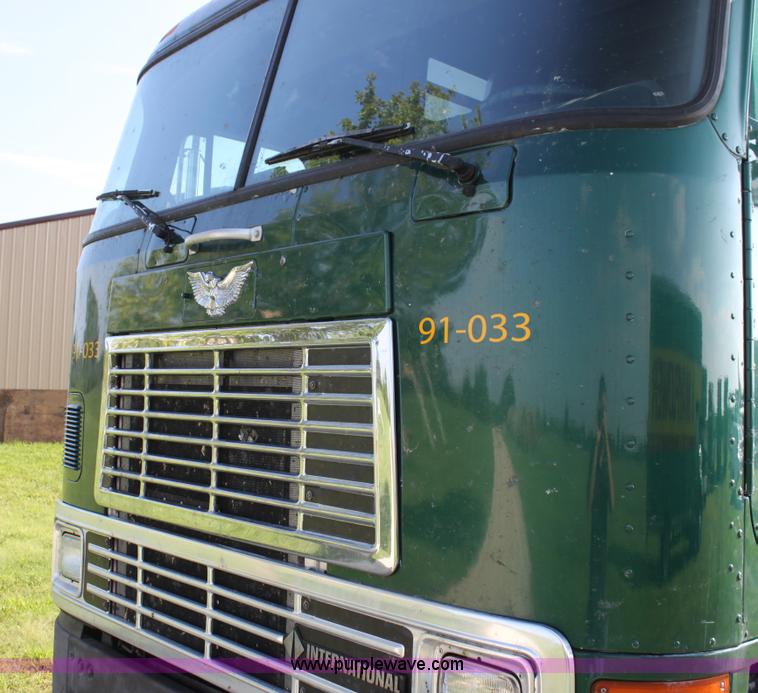 image for item G4043 1999 International 9800 Eagle semi truck