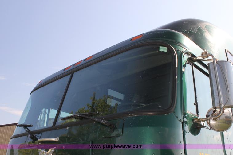 image for item G4043 1999 International 9800 Eagle semi truck