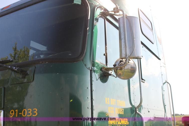 image for item G4043 1999 International 9800 Eagle semi truck