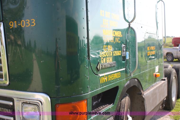 image for item G4043 1999 International 9800 Eagle semi truck