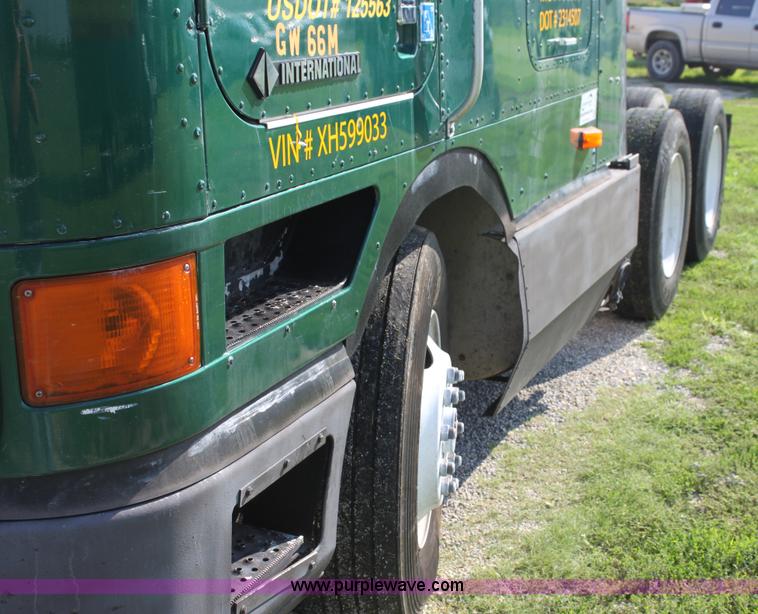 image for item G4043 1999 International 9800 Eagle semi truck