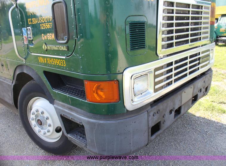 image for item G4043 1999 International 9800 Eagle semi truck