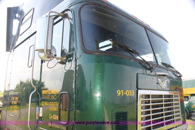 image for item G4043 1999 International 9800 Eagle semi truck
