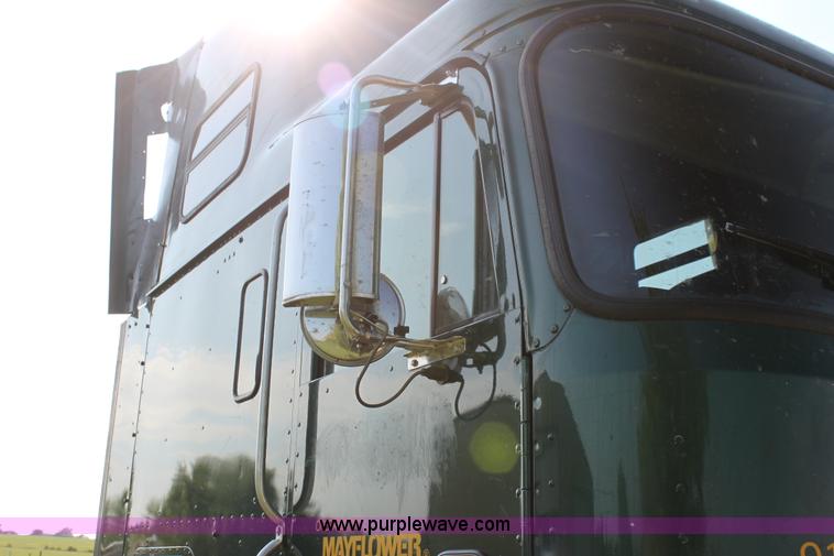 image for item G4043 1999 International 9800 Eagle semi truck