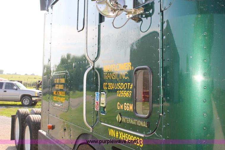 image for item G4043 1999 International 9800 Eagle semi truck