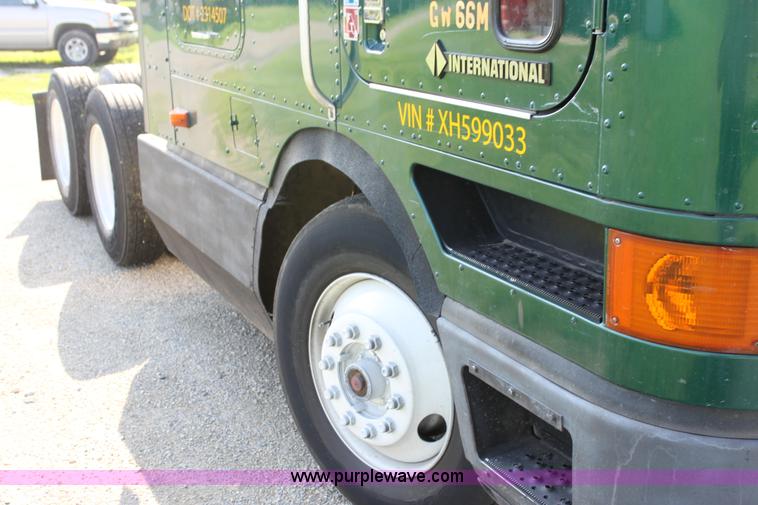 image for item G4043 1999 International 9800 Eagle semi truck