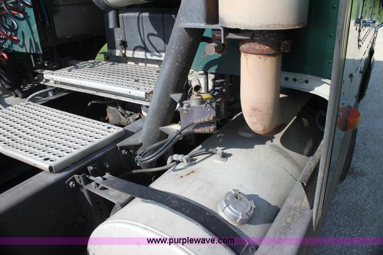 image for item G4043 1999 International 9800 Eagle semi truck