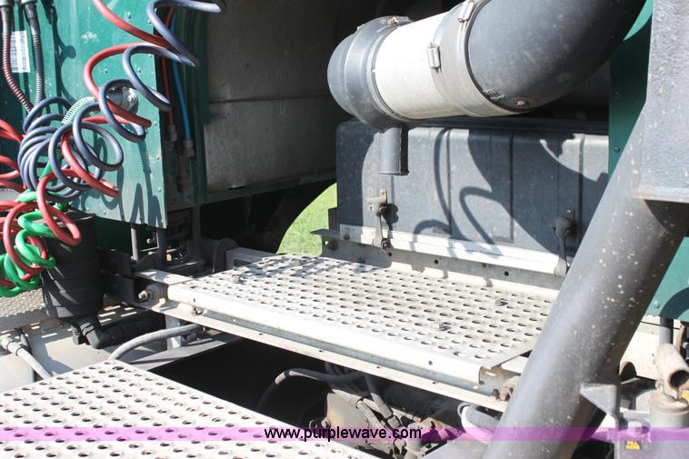 image for item G4043 1999 International 9800 Eagle semi truck