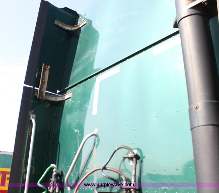 image for item G4043 1999 International 9800 Eagle semi truck