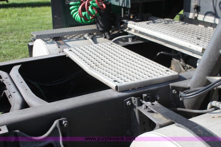 image for item G4043 1999 International 9800 Eagle semi truck