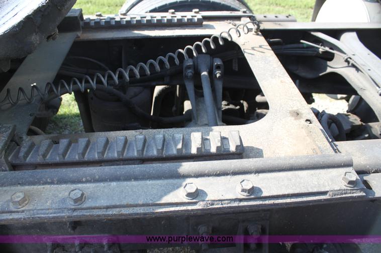 image for item G4043 1999 International 9800 Eagle semi truck