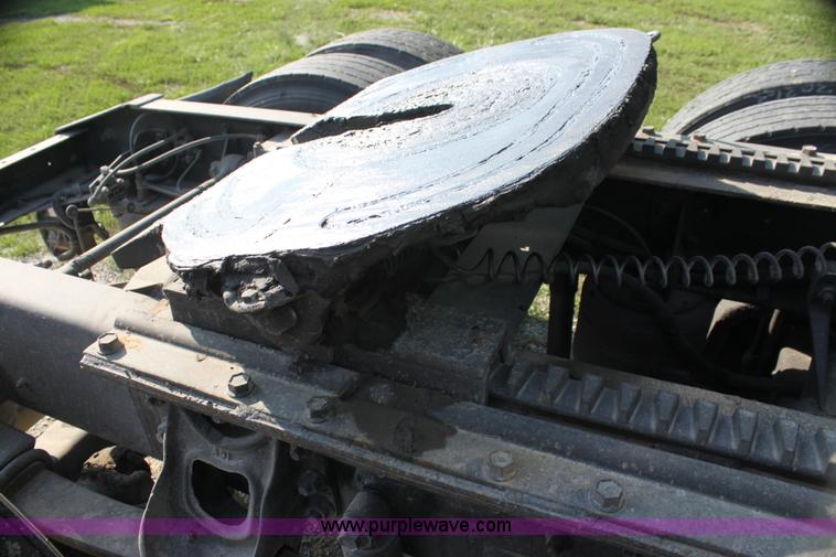 image for item G4043 1999 International 9800 Eagle semi truck