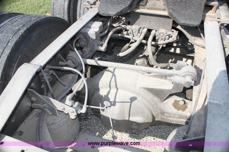 image for item G4043 1999 International 9800 Eagle semi truck