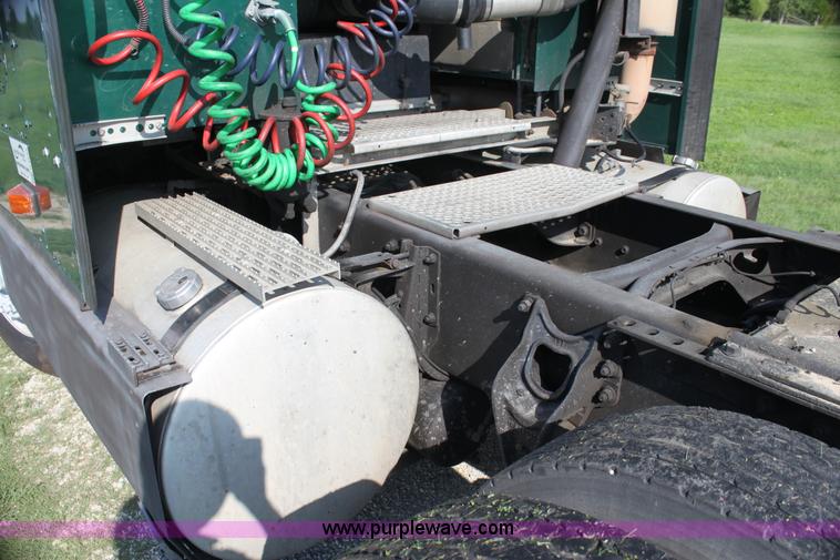 image for item G4043 1999 International 9800 Eagle semi truck