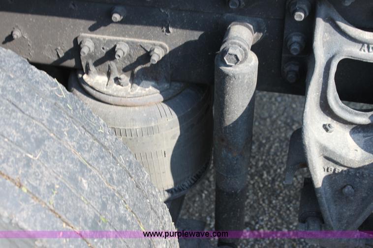 image for item G4043 1999 International 9800 Eagle semi truck