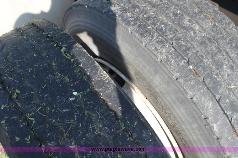 image for item G4043 1999 International 9800 Eagle semi truck